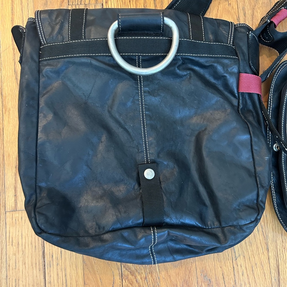 Wilson Leather Unisex Black Red M. Julian Leather Classic Messenger Bag - Picture 3 of 8